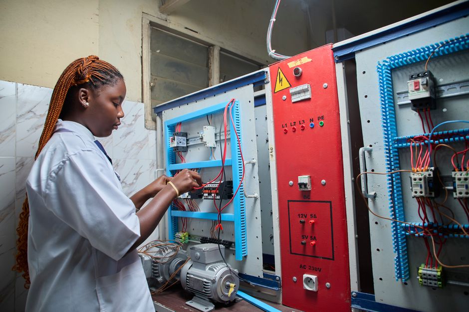 Introduction to Electrical & Electronic Engineering